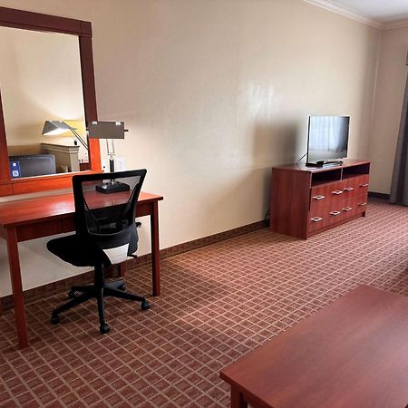 Ramada By Wyndham College Station Hotell Exteriör bild