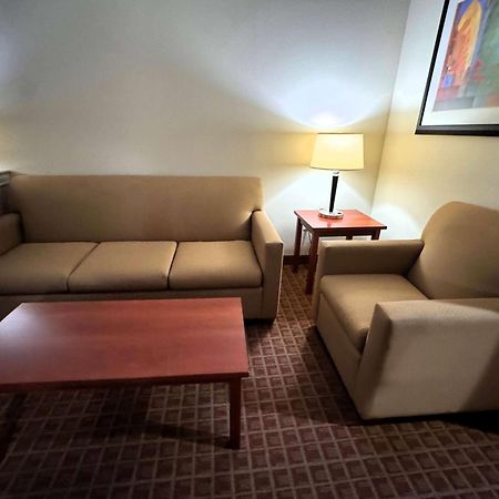 Ramada By Wyndham College Station Hotell Exteriör bild