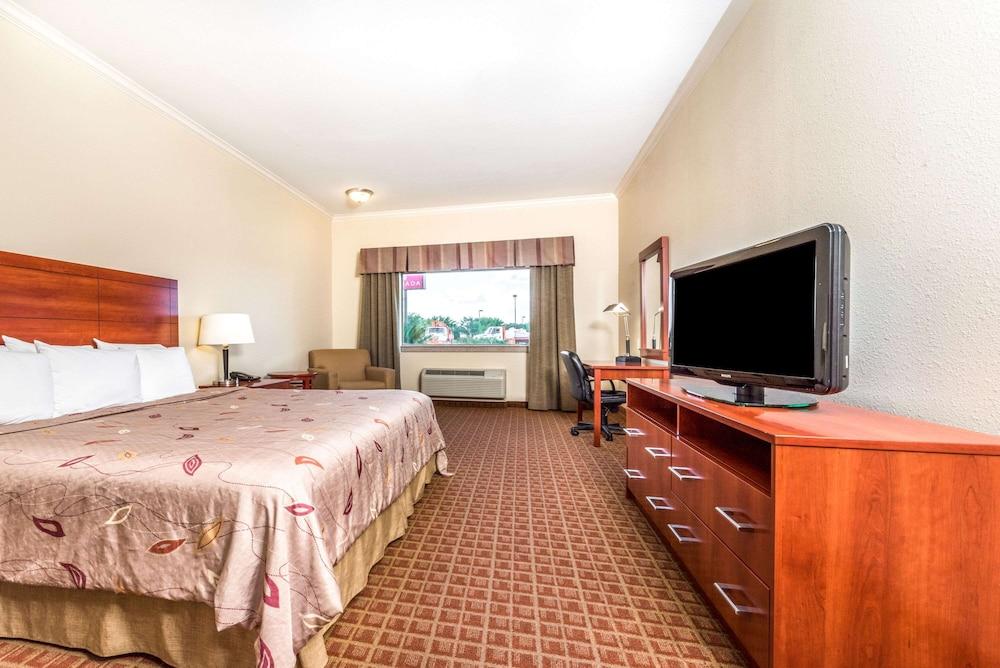Ramada By Wyndham College Station Hotell Exteriör bild