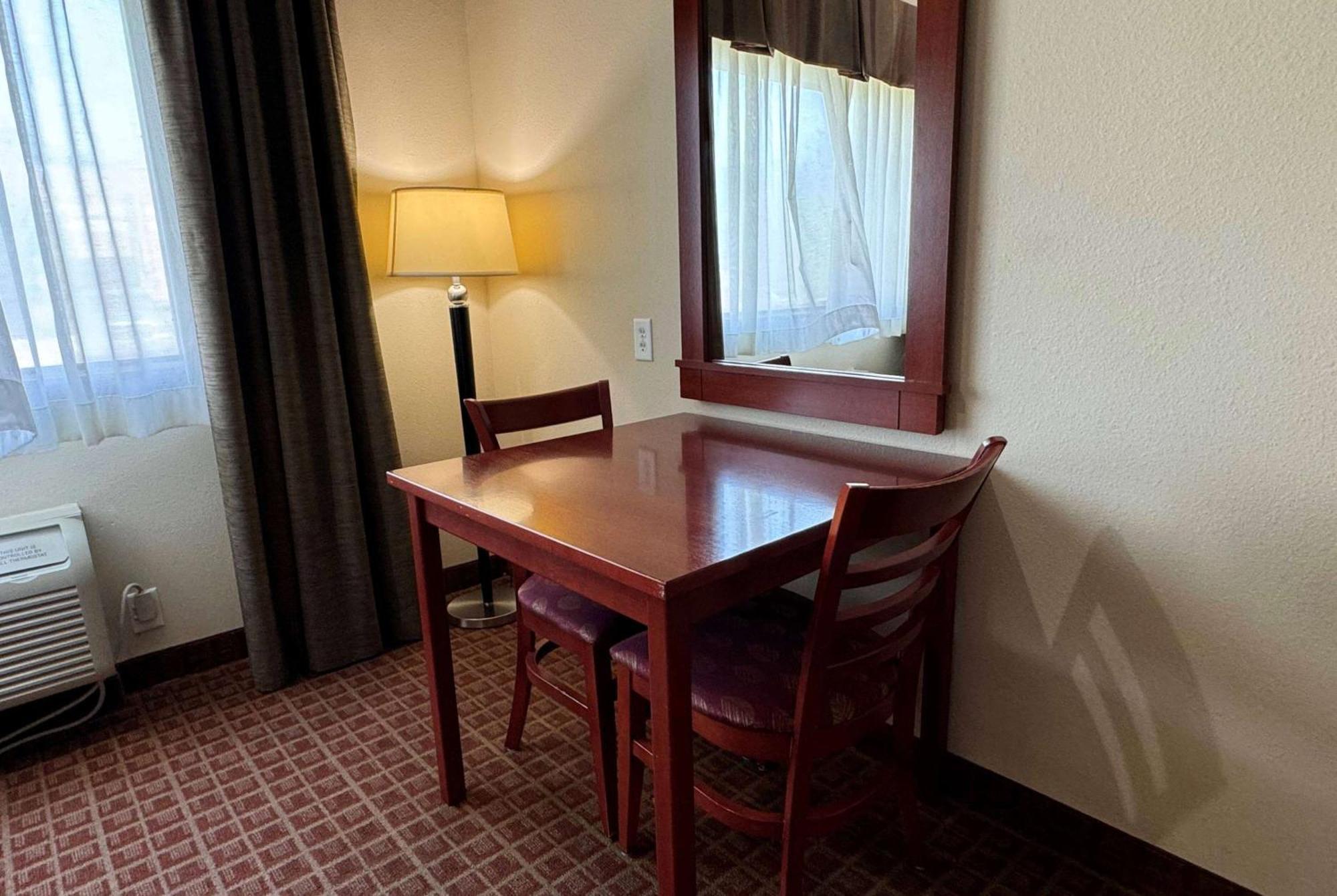 Ramada By Wyndham College Station Hotell Exteriör bild