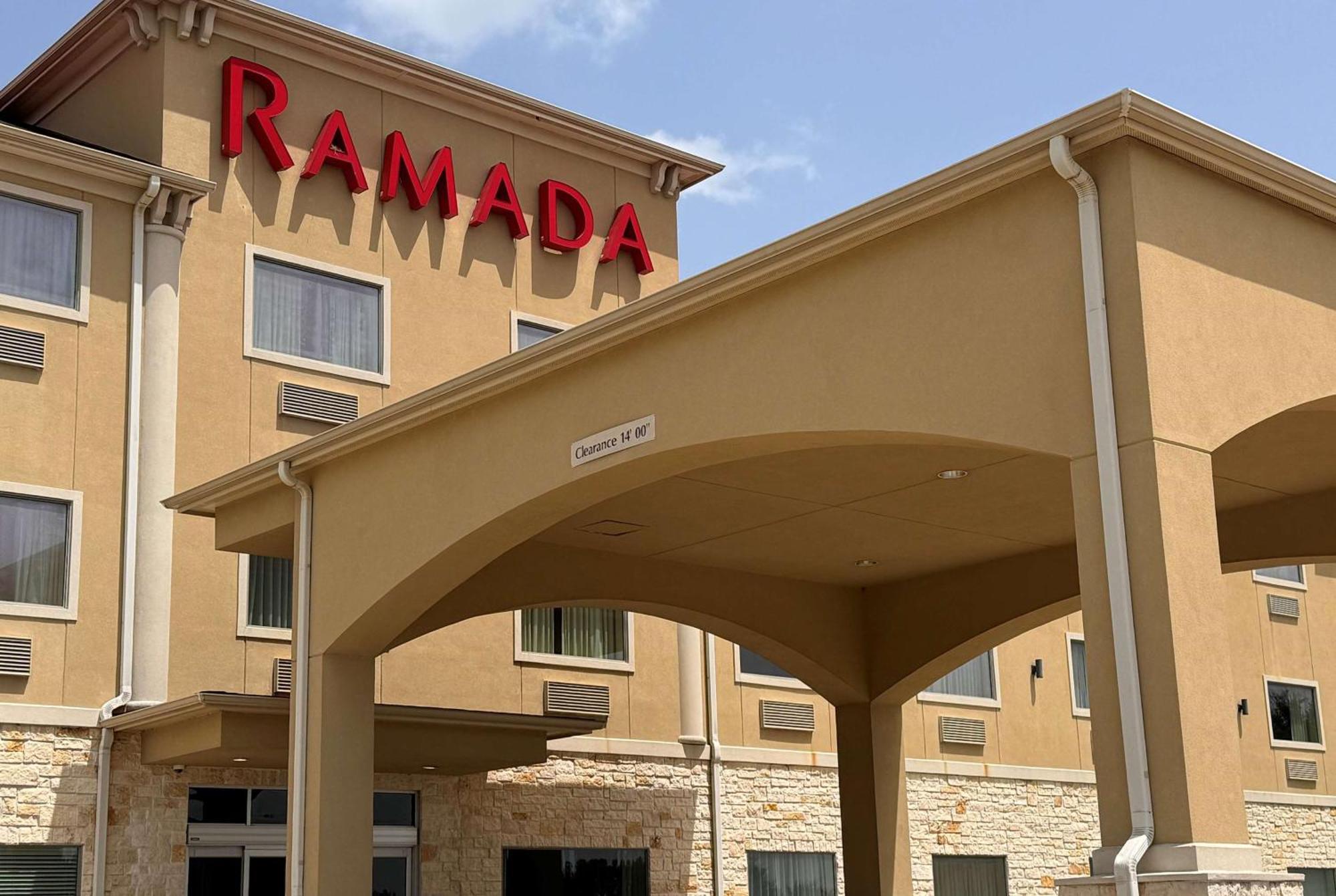 Ramada By Wyndham College Station Hotell Exteriör bild