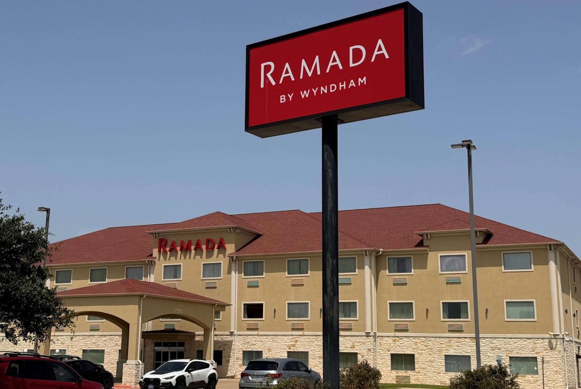 Ramada By Wyndham College Station Hotell Exteriör bild