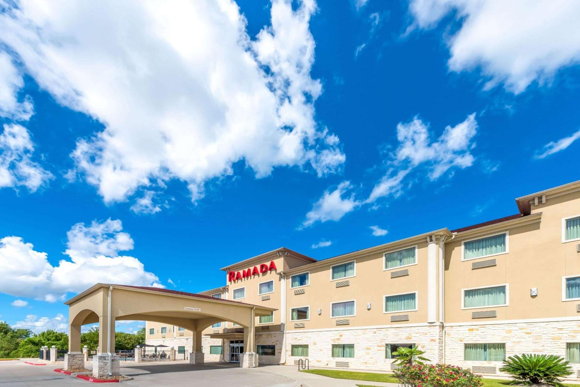Ramada By Wyndham College Station Hotell Exteriör bild